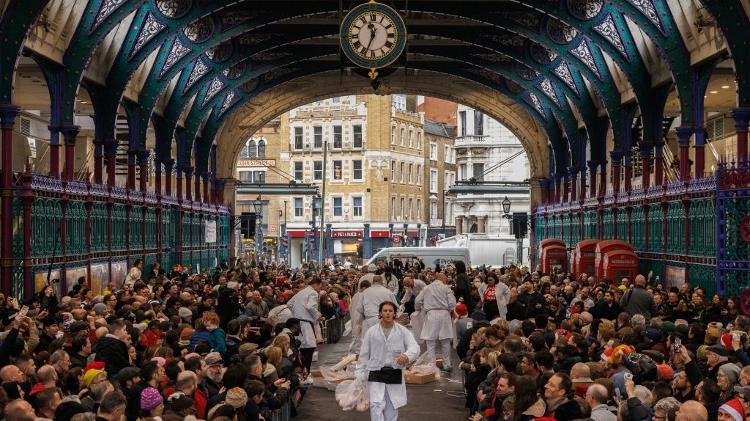 A venda anual de carne no Smithfield Market, em Londres, reuniu centenas de pessoas. O leilão é uma tradição que já dura 800 anos, mas que deve acabar permanentemente em 2028, já que a prefeitura de Londres votou por não dar mais suporte a iniciativa. 