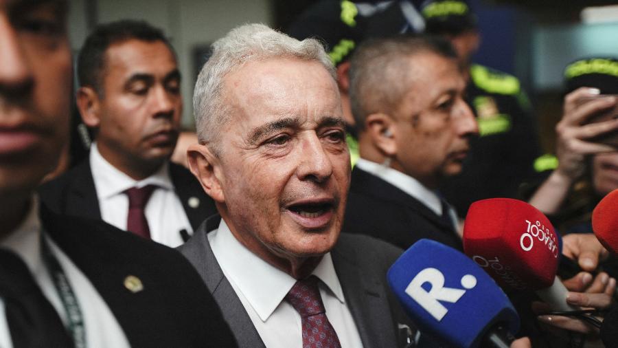 10.fev.2025 - Ex-presidente colombiano Álvaro Uribe se declara inocente de fraude processual e suborno de testemunhas em primeira audiência de julgamento criminal 10.fev.2025 - Ex-presidente colombiano Álvaro Uribe se declara inocente de fraude processual e suborno de testemunhas em primeira audiência de julgamento criminal