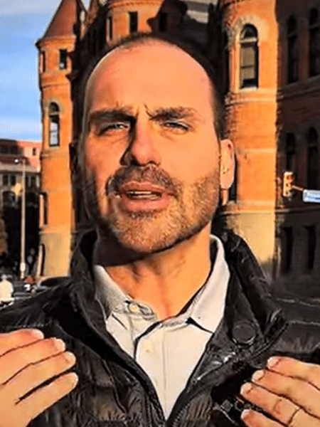 Eduardo Bolsonaro anunciou licença e disse que esta foi "a decisão mais difícil" da vida Eduardo Bolsonaro anunciou licença e disse que esta foi "a decisão mais difícil" da vida