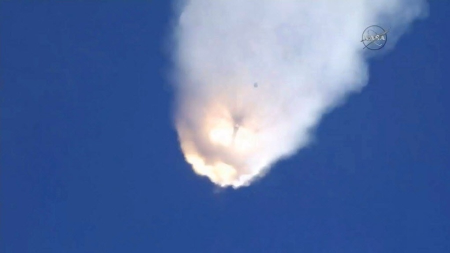 28.jun.2015 - O foguete não tripulado Falcon 9 explode após ser lançado em Cabo Canaveral, na Flórida (EUA) - Michael Berrigan/Reuters