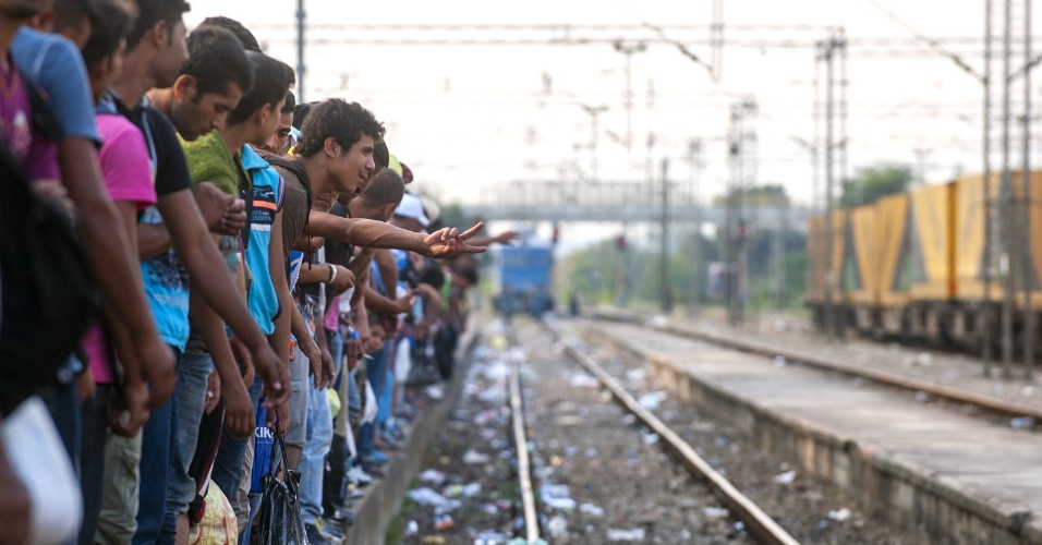 31.jul.2015 - Imigrantes aguardam trem para a Sérvia na estação de Gevgelija, na fronteira da Macedônia com a Grécia. Milhares de imigrantes tenta entrar na Europa por esta rota