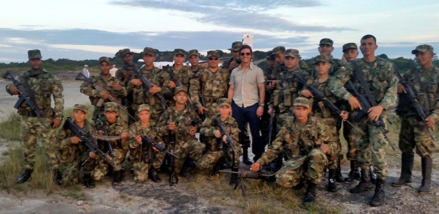 Tom Cruise posa com soldados do Exército colombiano - Exército da Colômbia/AFP
