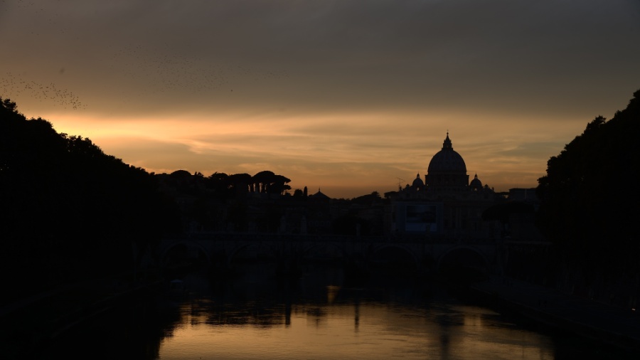 4.nov.2015 - Pôr do sol na basílica de São Pedro, em frente ao rio Tibre, em Roma, Itália  - Fillipo Monteforte/AFP