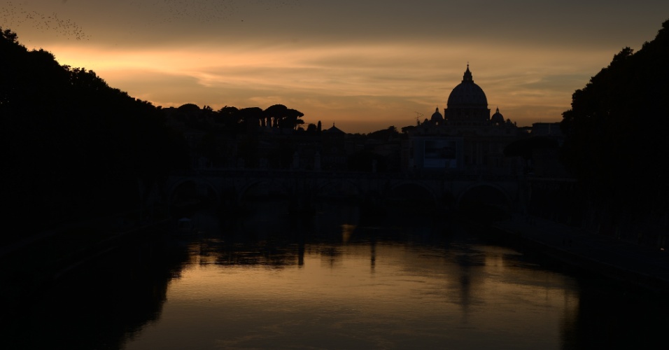 4.nov.2015 - Pôr do sol na basílica de São Pedro, em frente ao rio Tibre, em Roma, Itália 