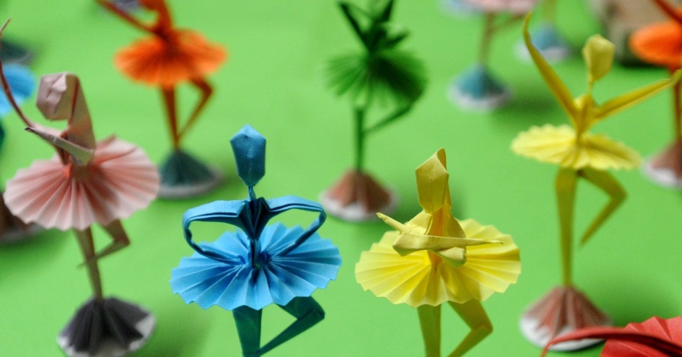 23.nov.2015 - Obras de origami em forma de bailarinas feitas pelo artista popular Lu Jiahong, 77, em Suzhou, província de Jiangsu, na China