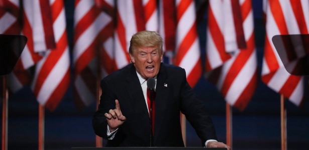 "Com humildade e gratidão, eu aceito sua indicação para a presidência dos Estados Unidos", disse Trump, ovacionado pelo público - Mike Segar/Reuters