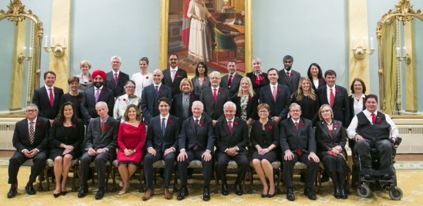 Trudeau, premiê canadense, posa com o seu gabinete igualitário, em que 50% dos ministérios são comandados por mulheres - Chris Roussakis/Xinhua