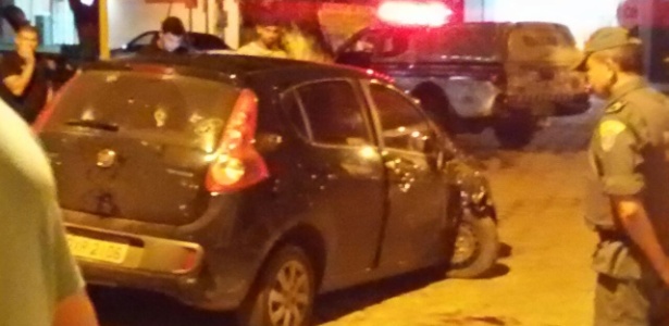 Carro em que estavam as duas garotas foi perseguido e alvejado de balas por policiais militares - Reprodução