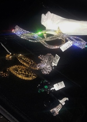 As joias foram encontradas em um veículo durante fiscalização na Dutra - Divulgação/PRF