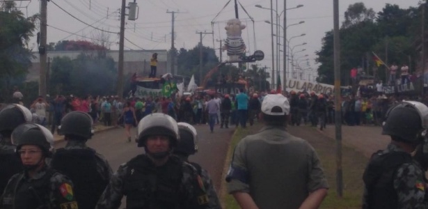 Policiais separam grupos opostos durante visita de Lula em Cruz Alta (RS)