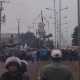 22.mar.2018 - Policiais separam grupos opostos durante visita de Lula em Cruz Alta (RS). Ao fundo, manifestantes içam "jaula" com pixuleco - Bernardo Barbosa/UOL
