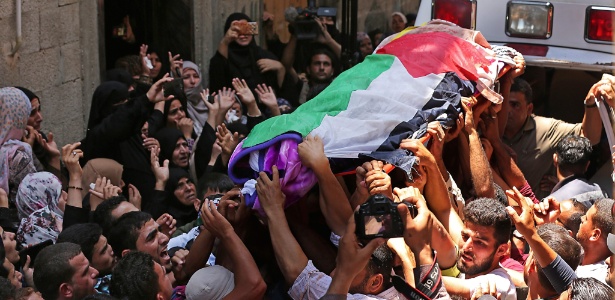 Multidão carrega o caixão da palestina Razan al-Najjar, 21, morta por disparos de soldados israelenses - Mahmud Hans/AFP Photo