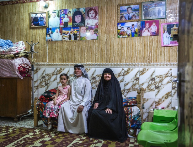 Pai, mãe e uma das filhas do capitão Harith al-Sudani, espião iraquiano no EI - Ivor Prickett/The New York Times