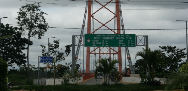 Ponte que corta o rio Madre de Dios, em Puerto Maldonado, próximo à fronteira com o Brasil - Fabio Zanini/Folhapress