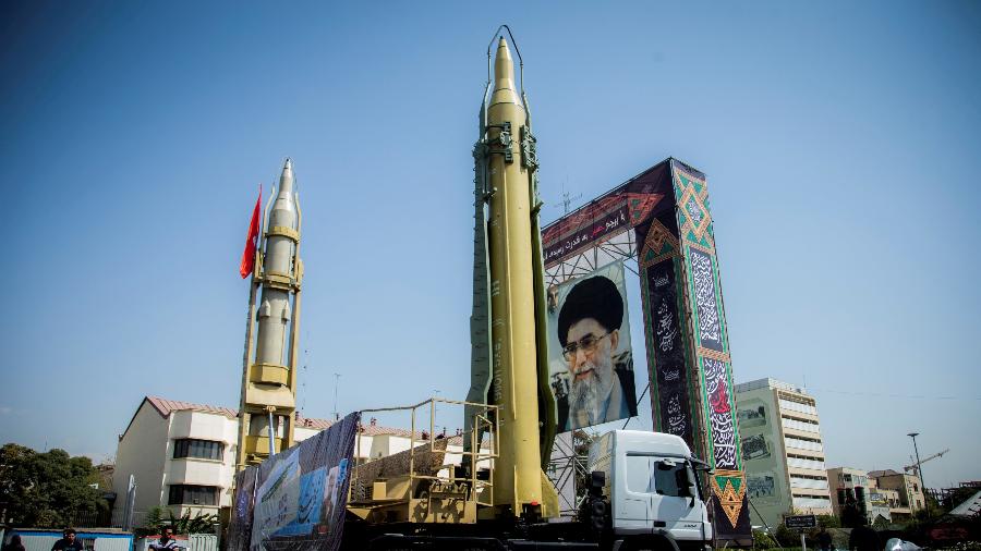 Arquivo: foto mostra outdoor em Teerã em 2017, com réplicas de mísseis e a foto do aiatolá Ali Khamenei - Tabatabaee Yazdi/TIMA via REUTERS