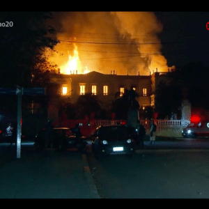 2.set.2018 - Incêndio atinge o Museu Nacional, no Rio de Janeiro - Reprodução/GloboNews