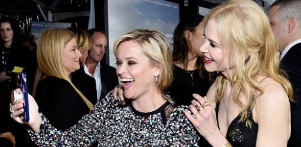 A atriz Reese Whiterspoon usa um "pop socket" para fazer selfie com Nicole Kidman - Reprodução