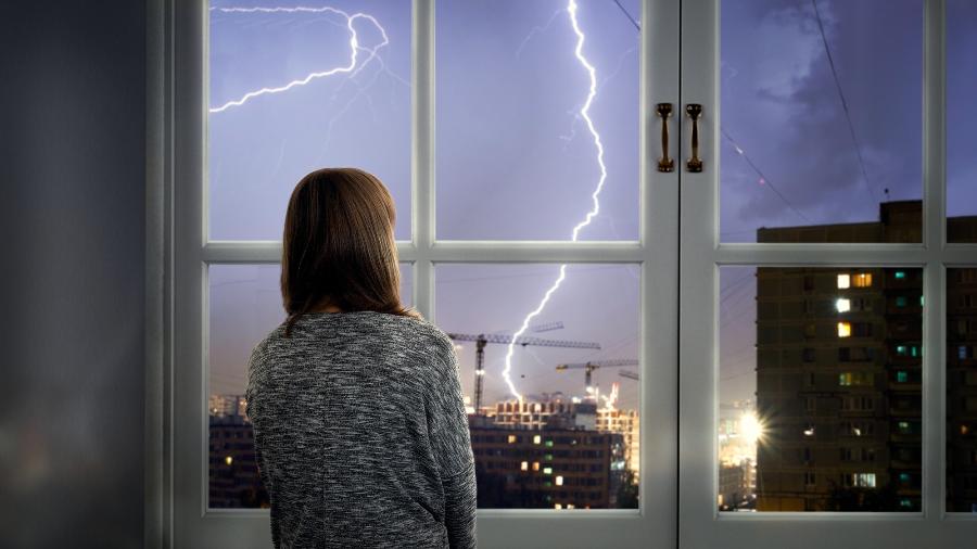 O céu ficou cheio de nuvens? Na dúvida, tire os aparelhos da tomada - Getty Images/iStockphoto