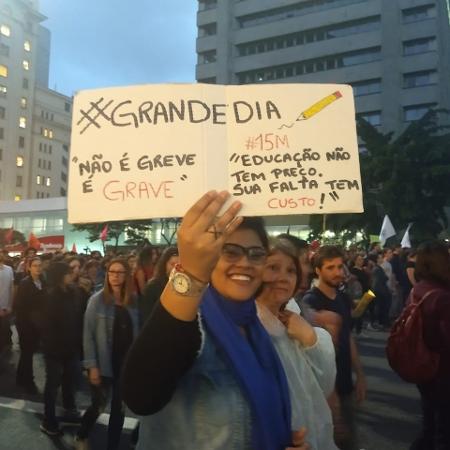 Cartazes em manifestação pela educação em São Paulo - Luciana Quierati/UOL