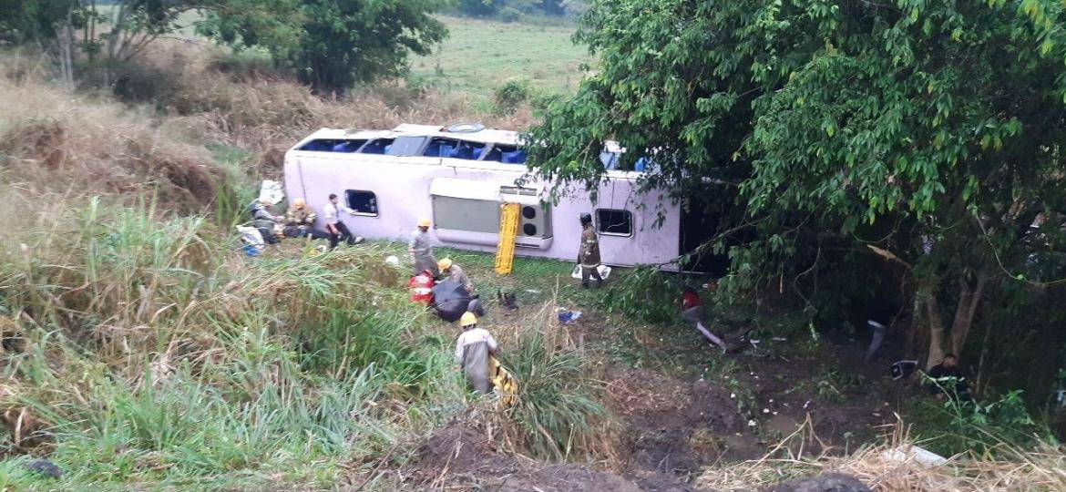 Acidente com ônibus da Nissan na Rodovia Presidente Dutra - PRF/Divulgação