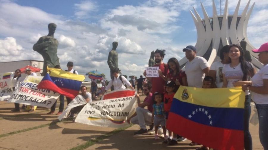 Grupo de venezuelanos protesta em Brasília contra o governo de Nicolás Maduro - Felipe Amorim/UOL
