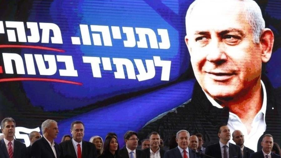 O primeiro-ministro Benjamin Netanyahu (no enorme banner) tenta seu quinto mandato - AFP