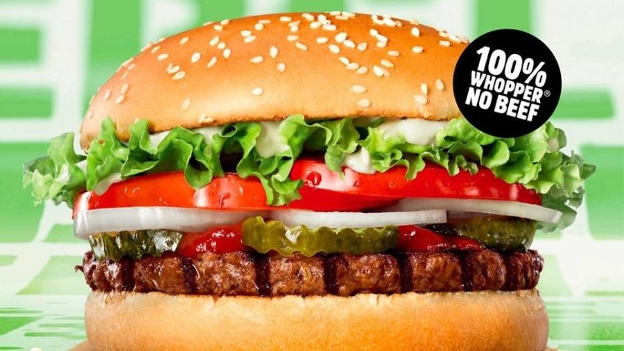 Anúncio do "Rebel Whopper" no Reino Unido informa que o produto não contém carne  - Reprodução/Twitter/@BurgerKingUK