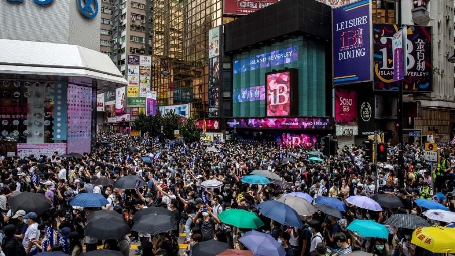 24.mai.2020 - Milhares de manifestantes saíram às ruas de Hong Kong para protestar contra a lei de "segurança nacional" promovida por Pequim - Isaac Lawrence/AFP