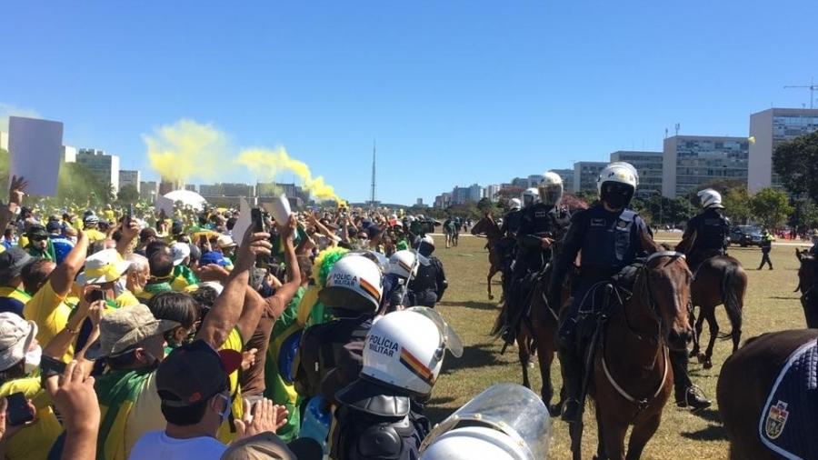 PM do Distrito Federal aciona cavalaria para isolar atos pró e contra Bolsonaro, que ocorrem em lados opostos da Esplanda dos Ministérios, em Brasília  - Hanrrikson de Andrade/UOL