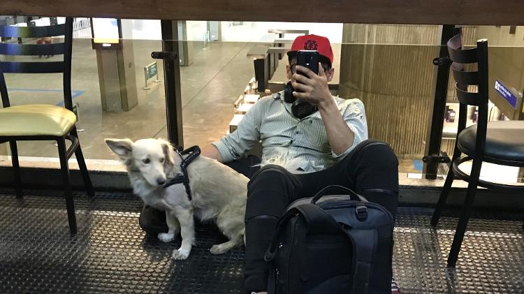 Nelson e a cachorra Chiquita estão presos no Brasil e proibidos de ficar no aeroporto - Felipe Pereira - Felipe Pereira
