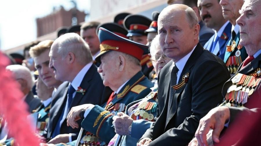 24.jun.2020 - O presidente da Rússia, Vladimir Putin, assiste ao desfile militar em comemoração aos 75 anos do Dia da Vitória, que marca a vitória soviética sobre a Alemanha nazista na Segunda Guerra Mundial, em Moscou - Alexey Nikolsky/Sputnik/AFP