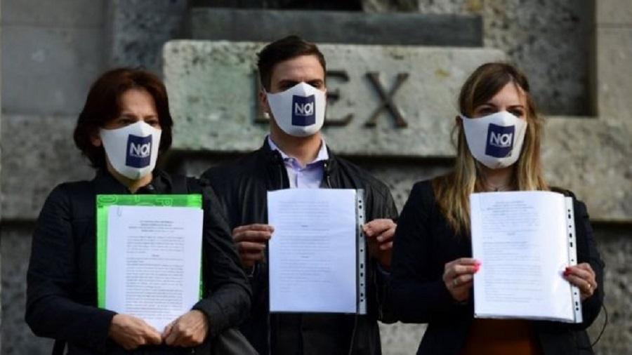 Membros do Noi Denunceremo mostram as queixas formais que apresentaram à Justiça em Bergamo - AFP via BBC