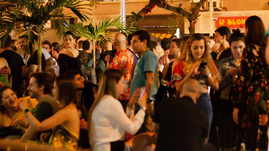 Regiões de bares no Rio têm ficado lotadas desde a reabertura, em junho, mesmo com recomendação contra aglomeração - VANESSA ATALIBA/ESTADÃO CONTEÚDO
