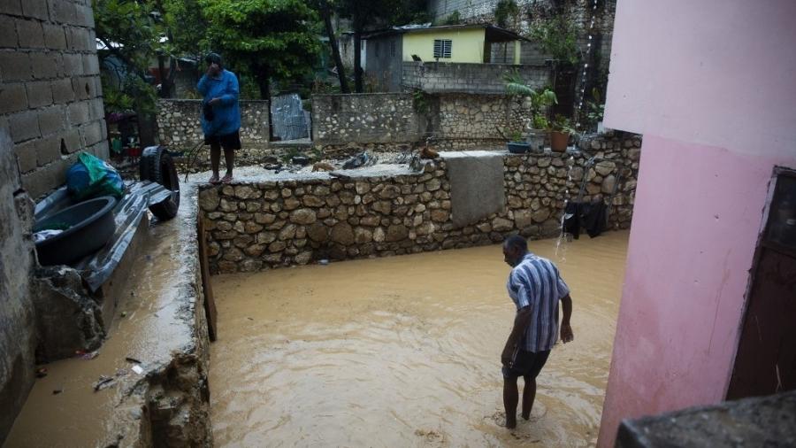 Furacão Laura já destruía casas no Haiti quando ainda era uma tempestade - Estailove ST-VAL/AFP)