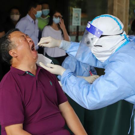 15.set.2020 - Morador é testado para a covid-19 em Ruili, na China; habitantes foram confinados após detecção de casos - STR/AFP