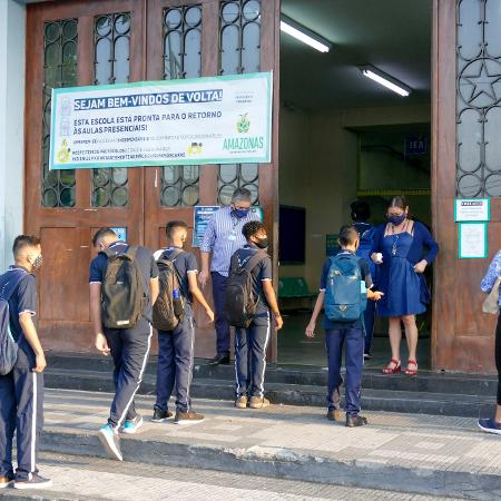 Na foto, alunos fazem fila para entrar no Instituto de Educação do Amazonas - SANDRO PEREIRA/FOTOARENA/FOTOARENA/ESTADÃO CONTEÚDO