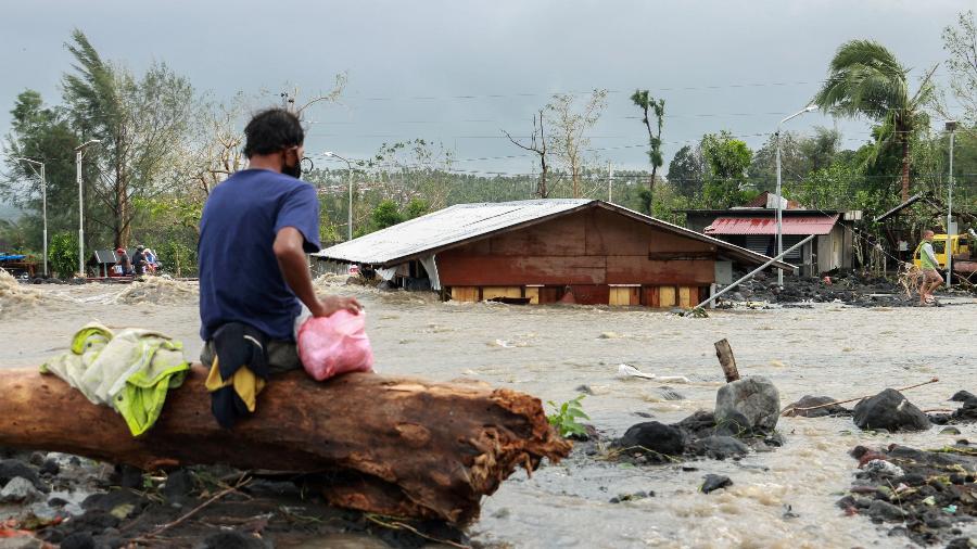 Ventos atingiram o sul da principal ilha das Filipinas, Luzon, neste domingo (1º) - STRINGER/REUTERS