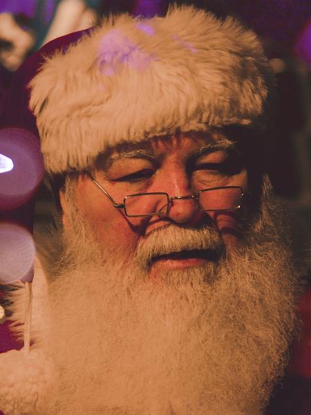 Rosto de Papai Noel em meio a luzes natalinas - Unsplash