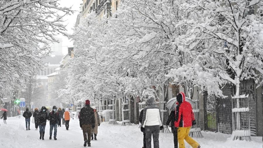 Pessoas caminham na neve em Madri, na Espanha - Gabriel Bouys/AFP