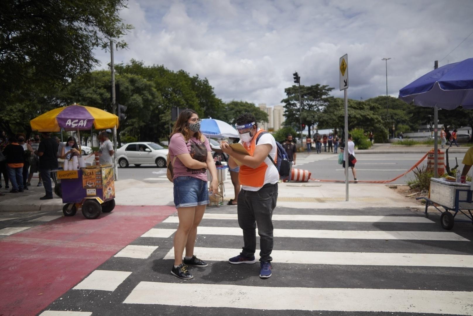 Promotores de faculdades, como da própria Unip e de outras franquias, como a Anhanguera, abordam estudantes para cadastrá-los e apresentar ofertas no valor das matrículas no 1º dia do Enem impresso em SP - André Porto/UOL