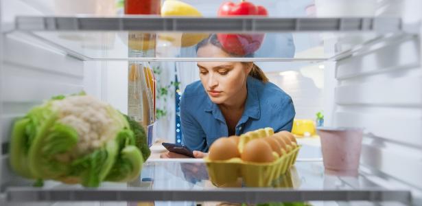 Por o celular na geladeira ajuda a melhorar a bateria? Saiba quando pode