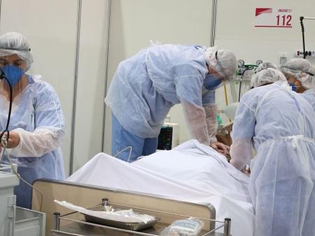 Médicos realizam o procedimento de reanimação em um paciente internado em uma UTI covid - Rovena Rosa/Agência Brasil