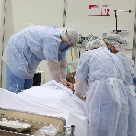 Médicos realizam o procedimento de reanimação em um paciente internado em uma UTI covid - Rovena Rosa/Agência Brasil