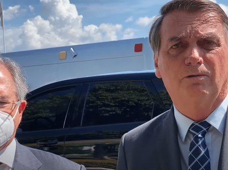 27.abr.21 - Presidente Bolsonaro e ministro Paulo Guedes conversam com apoiadores - Reprodução/Brasil em Foco