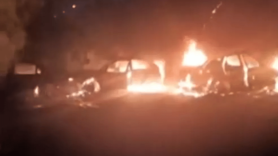 Criminosos atearam fogo em veículos para fugir após assaltarem uma fábrica de ouro em Jarinu (SP) - Reprodução/Redes sociais