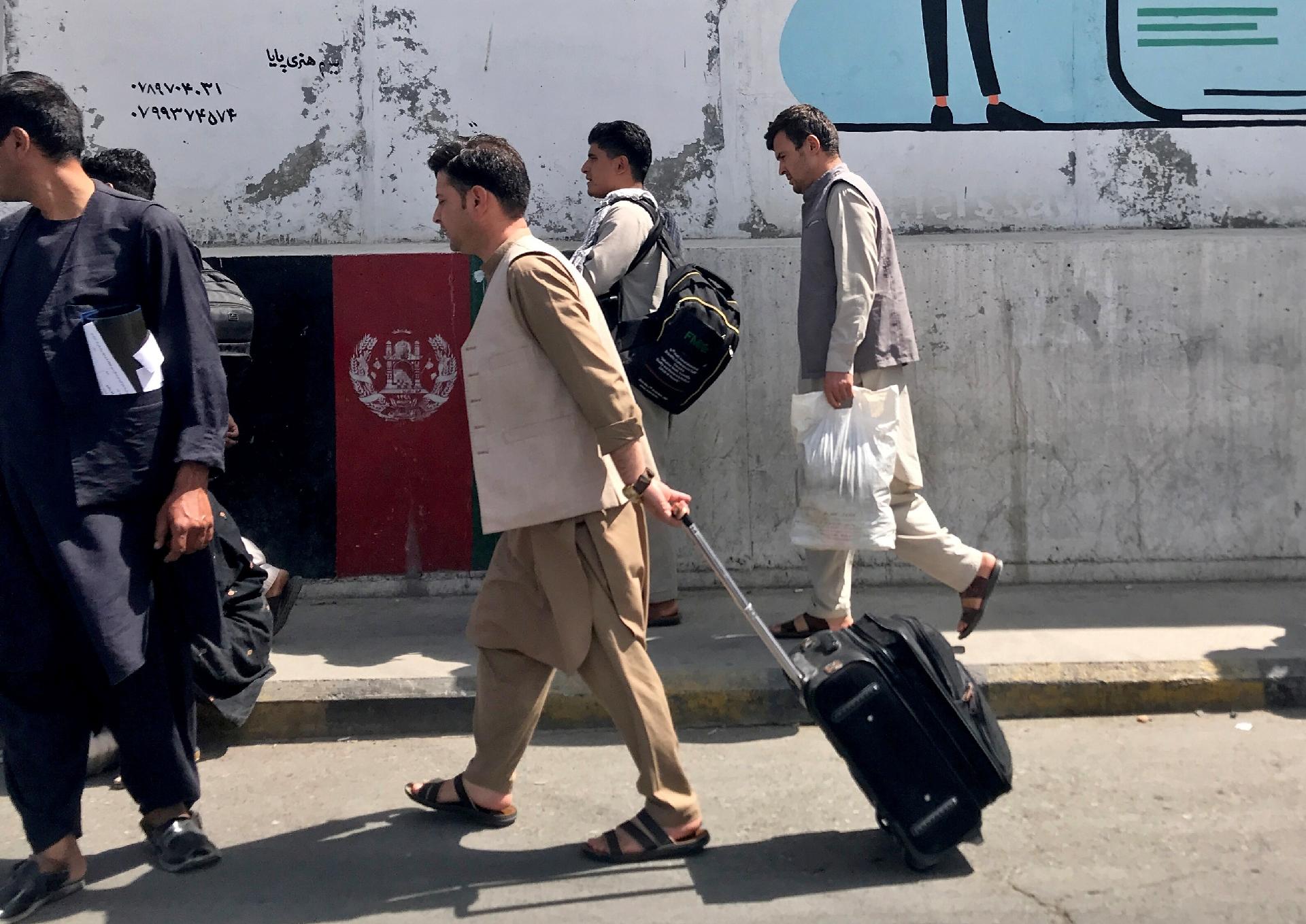 Afegãos chegam ao aeroporto de Cabul para tentar deixar o país - Stringer/Reuters