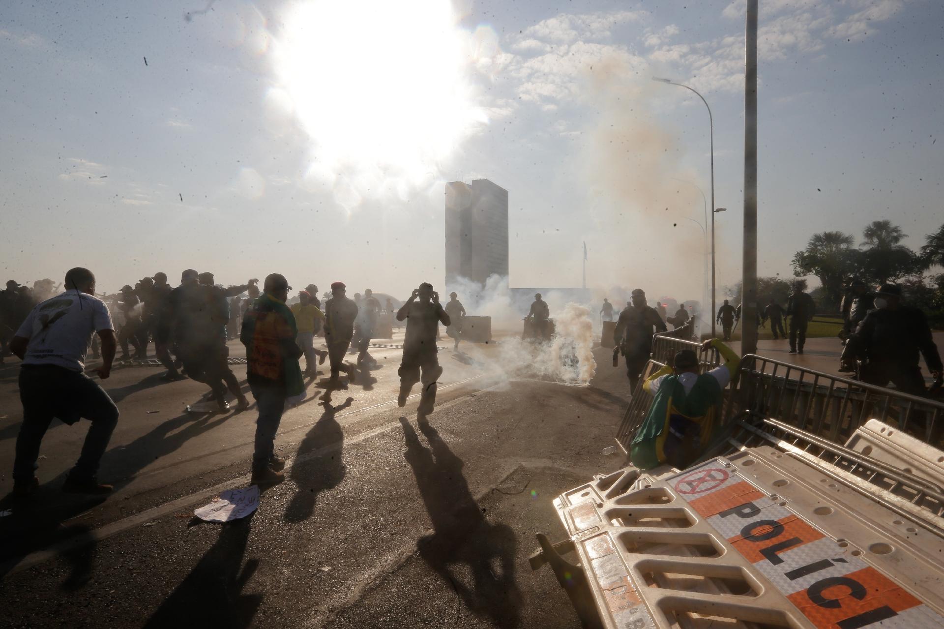 7.set.2021 - Manifestantes que apoiam o presidente Jair Bolsonaro (sem partido) tentam burlar as grades de proteção para invadir a área próxima aos prédios do Congresso Nacional e do STF, em Brasília - DIDA SAMPAIO/ESTADÃO CONTEÚDO