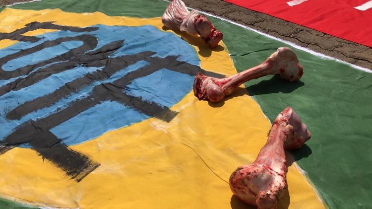 Grupo de manifestantes no Rio usa ossos para protestar contra a fome - Lucas Valença/UOL - Lucas Valença/UOL