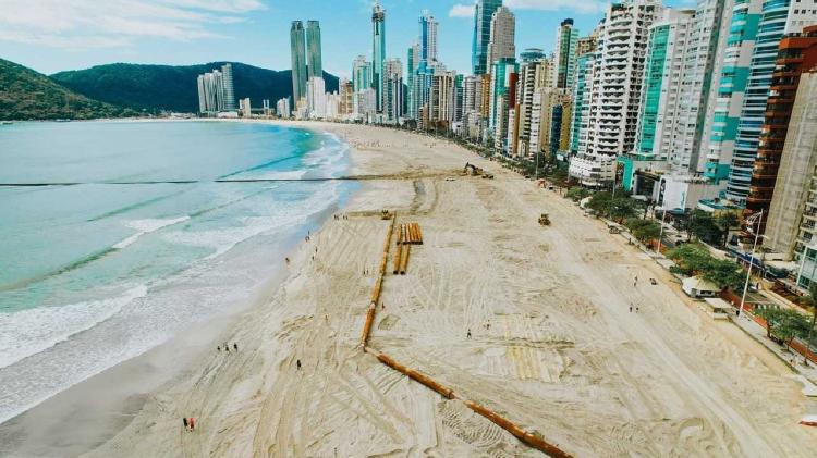 Alargamento da faixa de areia na Praia Central em Balneário Camboriú (SC)