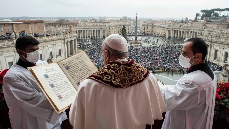 25.dez.2021 - Papa Francisco faz sua benção de Natal na Praça de São Pedro, no Vaticano - Handout / VATICAN MEDIA / AFP